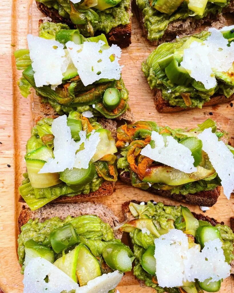 Crostini alla vignarola in due versioni | Bananna Kitchen 7c6a7d4f eb80 4a4e 9613 edff50332c07 | Bananna Kitchen