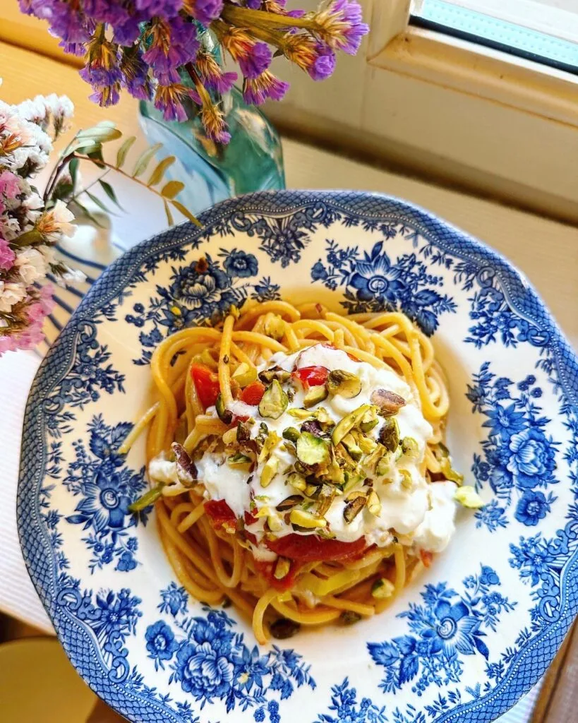 Spaghettoni porri, burrata e pistacchi | Bananna Kitchen DA2ECB6E 8117 49DD 9977 D24A78F5B812 | Bananna Kitchen