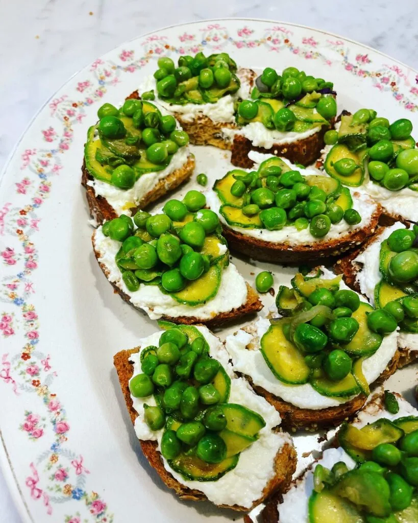 Crostini alla vignarola in due versioni | Bananna Kitchen df6712fb 27aa 4ecc a540 2aeb54e81bdc | Bananna Kitchen