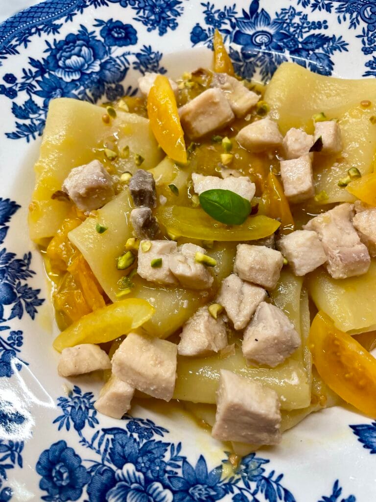 Paccheri con pesce spada, pomodorini gialli e pistacchio | Bananna Kitchen img 5365 1 1 | Bananna Kitchen